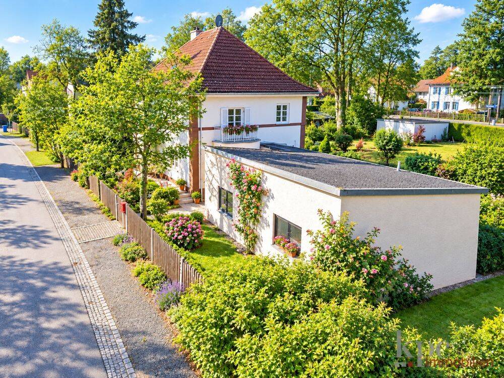 Walmdach-Haus auf 1.241m² Grund! DG-Ausbau möglich! Nebengebäude mit 2-Zi-Einliegerwohnung!, 82166 Gräfelfing
