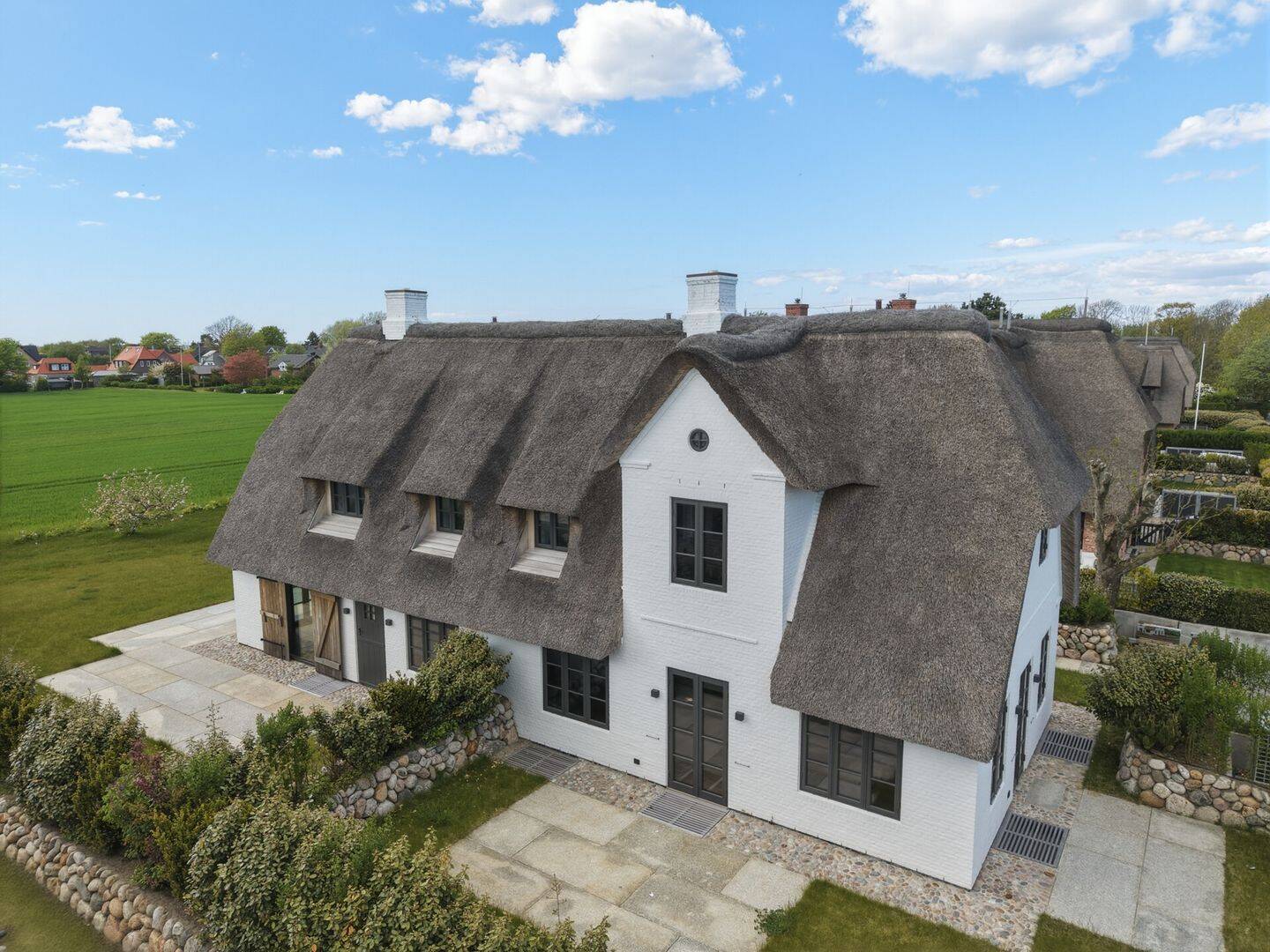 Luxuriöser Neubau unter Reet in ruhiger Feldrandlage von Morsum, 25980 Sylt