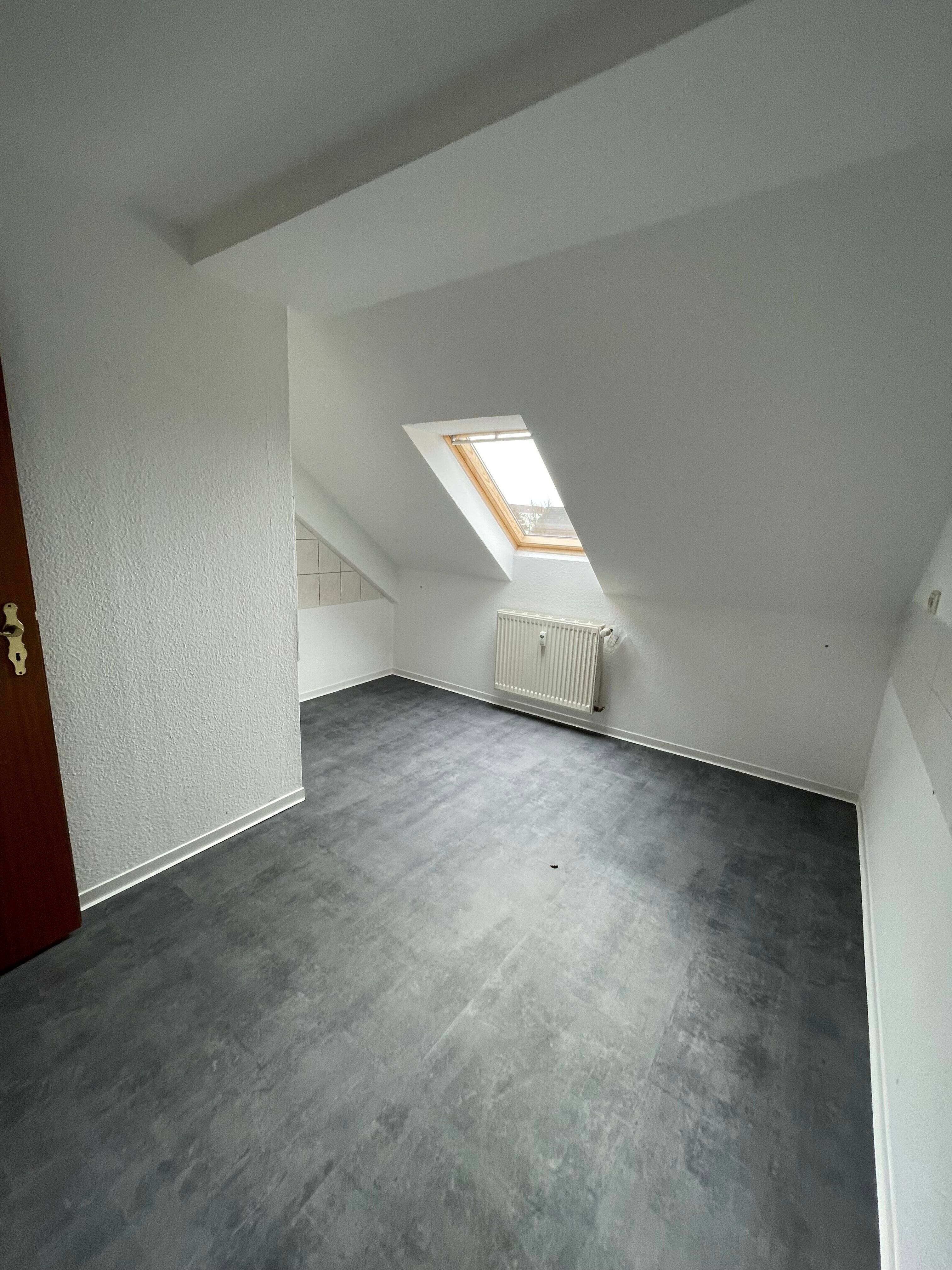 2-Raumwohnung im Dachgeschoss, Bad + Küche mit Tageslicht in guter Lage zu vermieten!, 8371 Glauchau