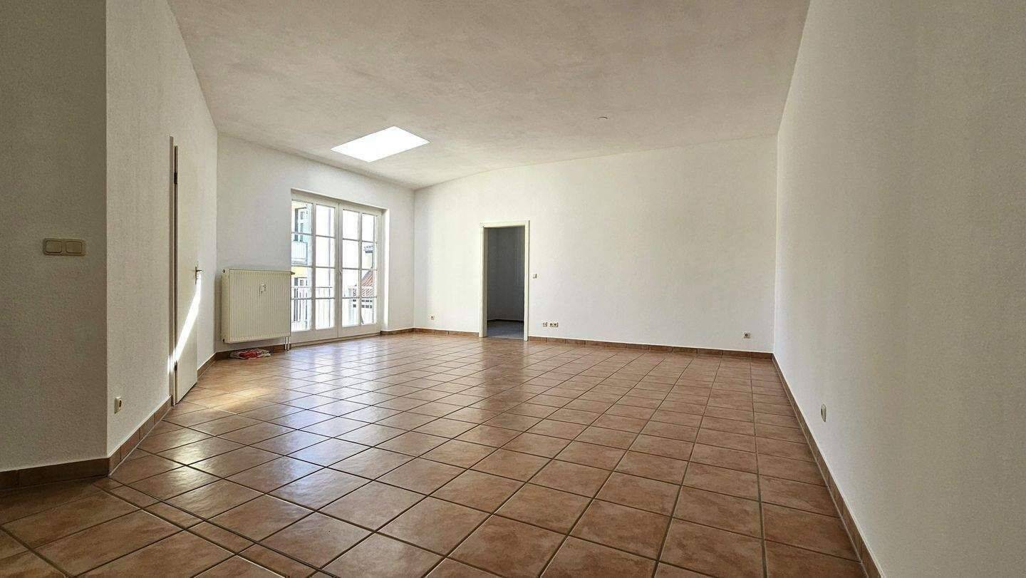 AB SOFORT ZU BEZIEHEN – TOLLE, HELLE DACHGESCHOSSWOHNUNG MIT BALKON – im historischen Altstadtkern –, 18439 Stralsund