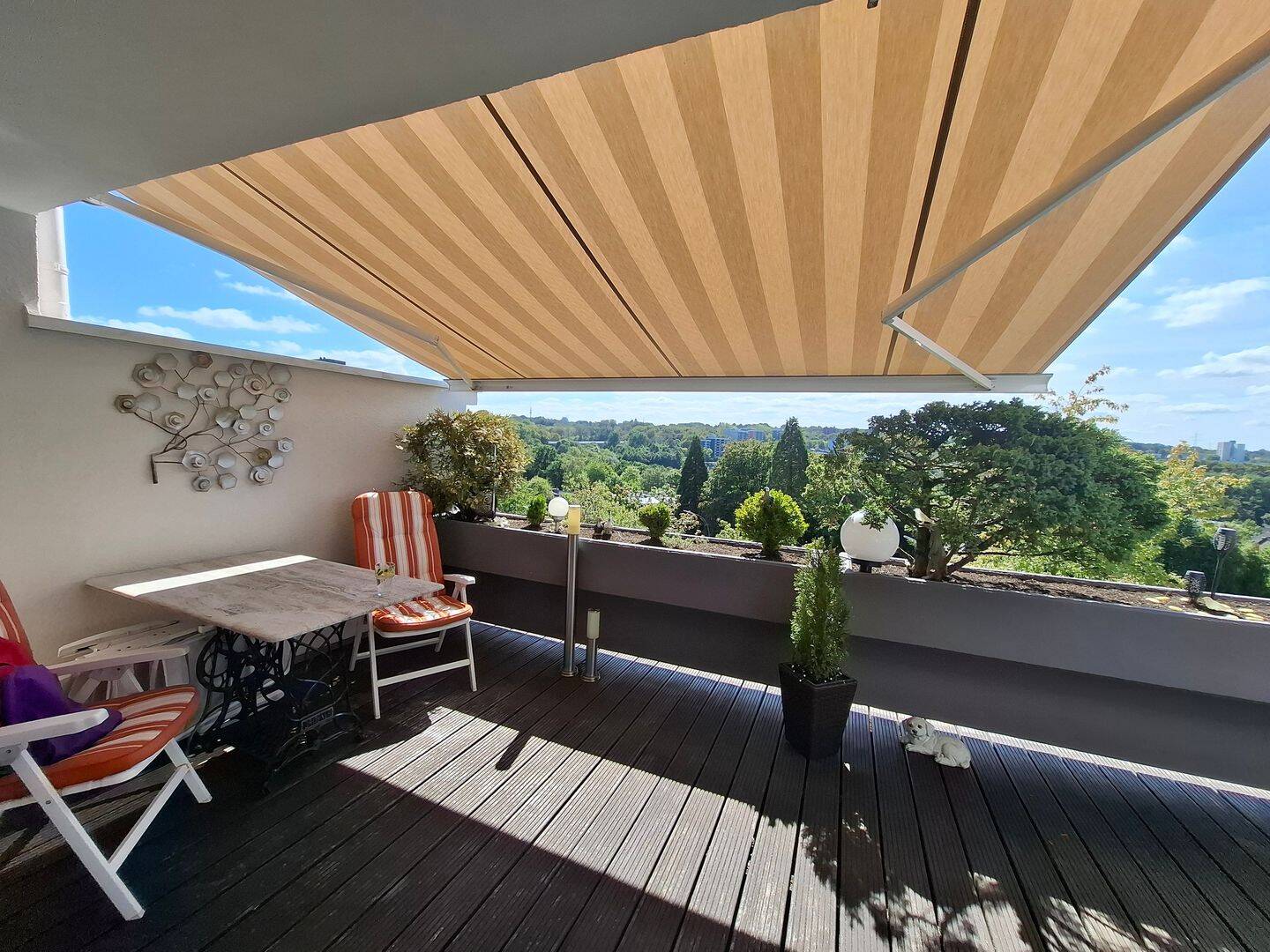 Einzugsbereiter Wohntraum mit Weitblick: Komplett möblierte Terrassenwohnung am Südhang!, 42549 Velbert