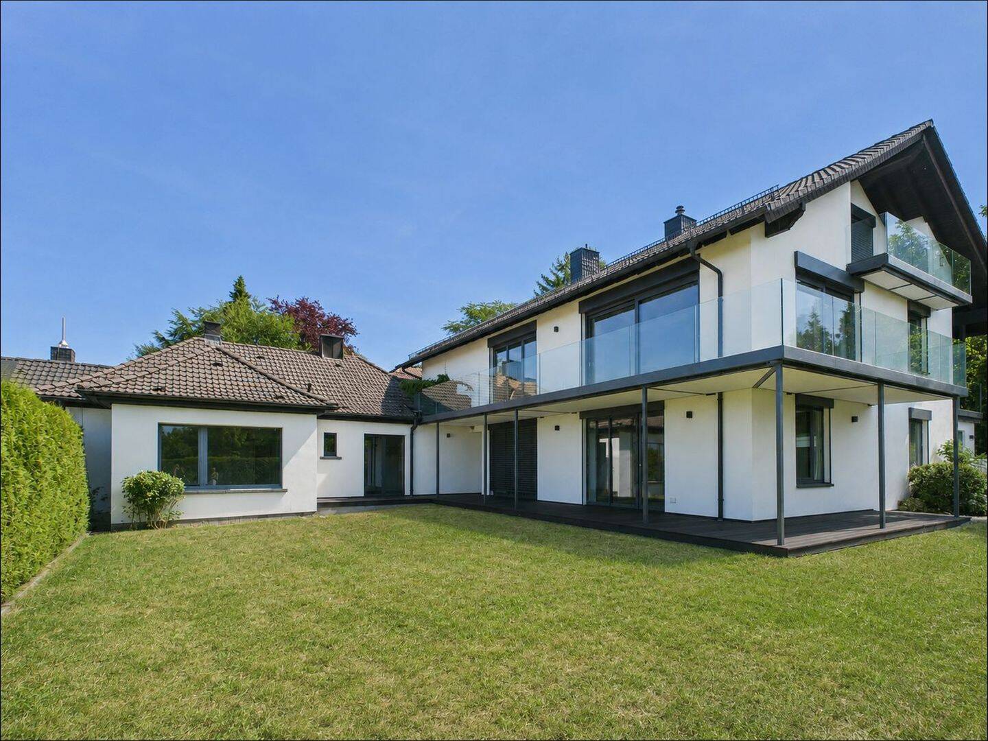 Architektur, Weite und Privatsphäre – außergewöhnliche Villa mit separatem Gästehaus, 63739 Aschaffenburg (Innenstadt Österreicher Kolonie)