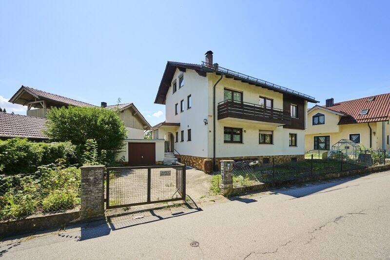 Renovierungsbedürftiges Einfamilienhaus mit großer Garage, 94327 Bogen