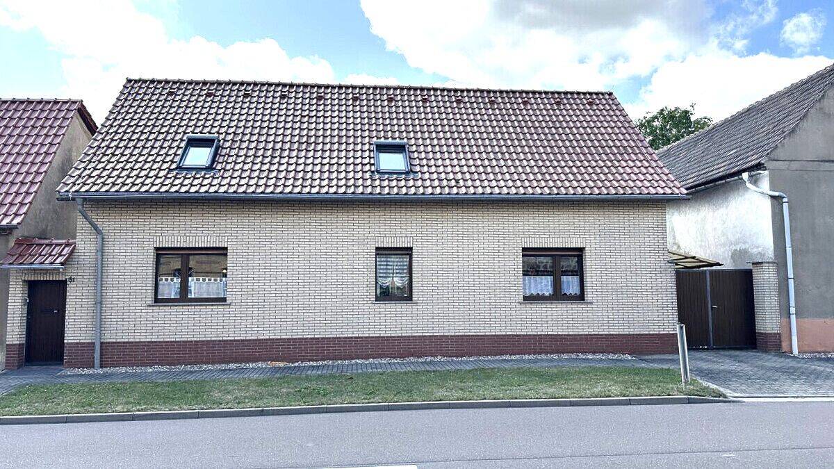 Einfamilienhaus mit viel Platz für die Familie, großem Garten und Pool, 6193 Petersberg