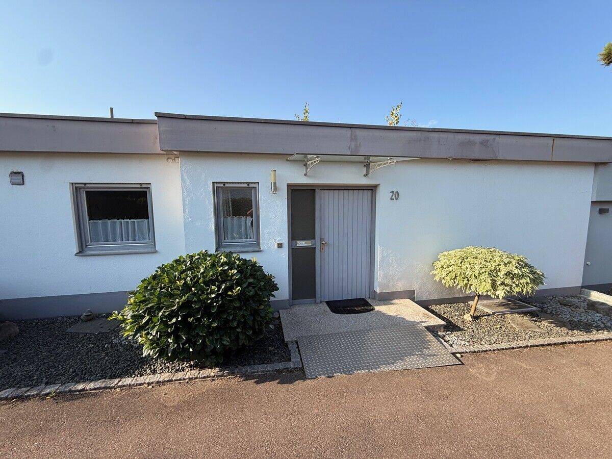 Charmanter Reihenmittel-Bungalow mit Südgarten und zwei Tiefgaragenstellplätzen in Friedberg, 86316 Friedberg