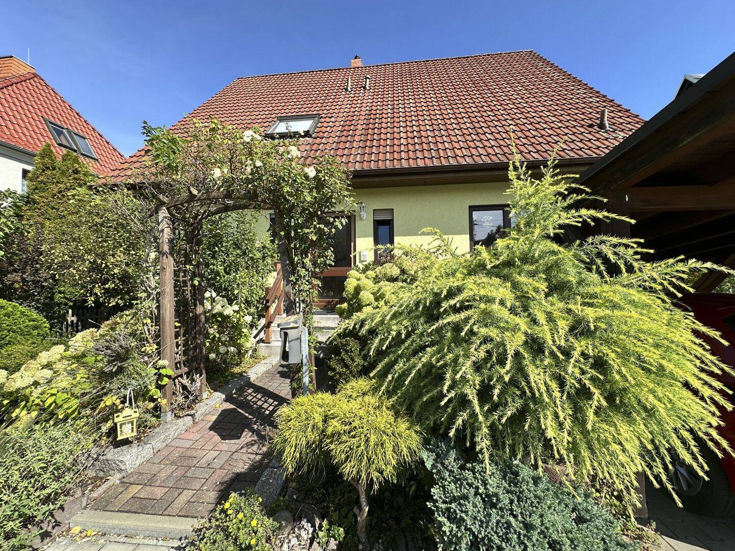 Vielseitig nutzbares EFH mit Einliegerwohnung, großer Garten, überdachter Pool, Doppelcarport, 8062 Zwickau