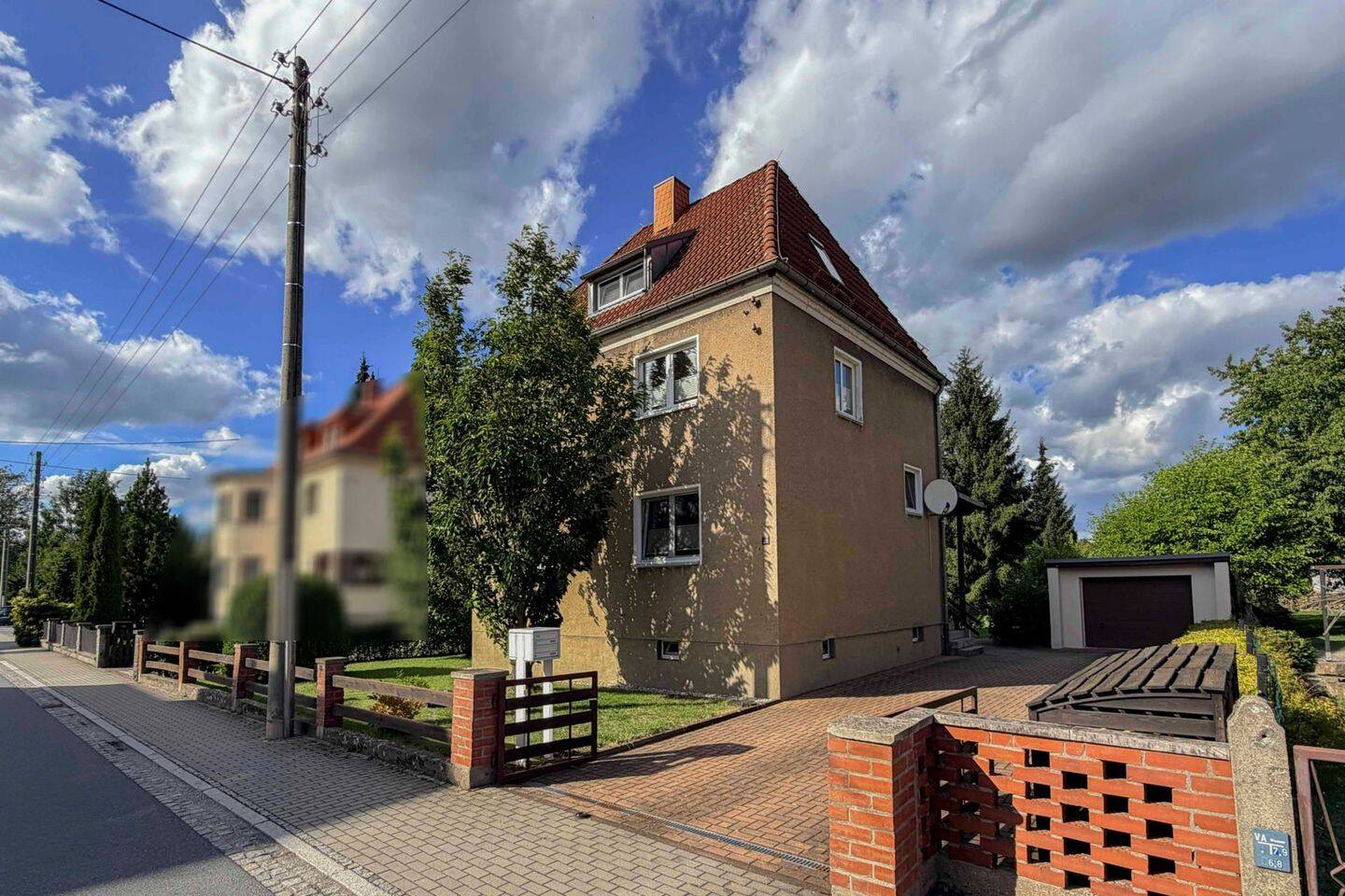 *Sofort einziehen* Familienfreundliches ZFH mit gepflegtem Garten und Garage, 1477 Arnsdorf