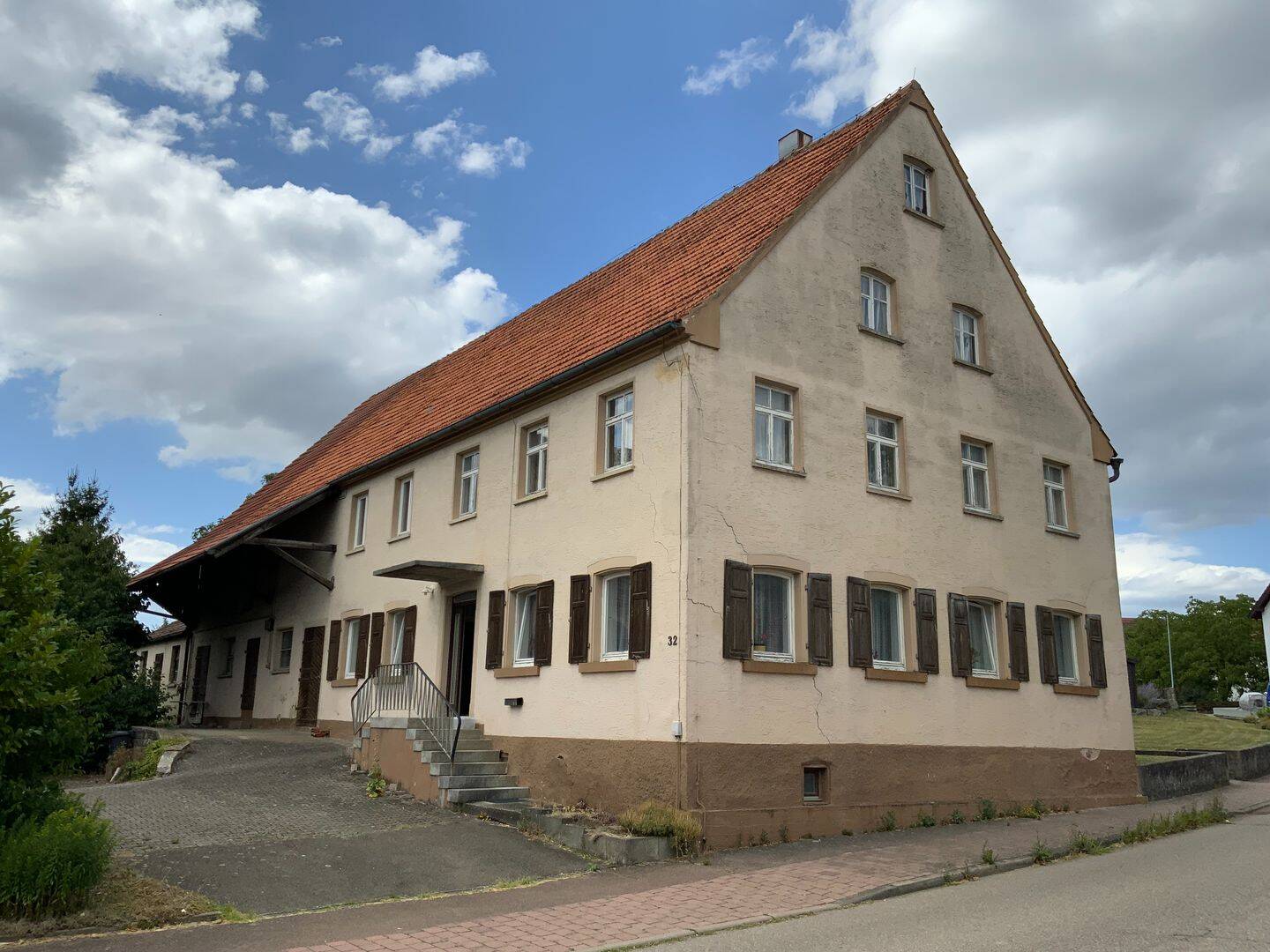 Bauernhaus mit großem Grundstück und Nebengebäuden in Walxheim, 73485 Unterschneidheim