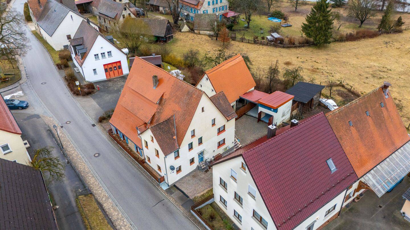 Charmante DHH mit Wintergarten: 107 m², 4 Zimmer, 3 Etagen + ca. 30 m² Nutzfläche, 91207 Lauf a.d. Pegnitz (Lauf)