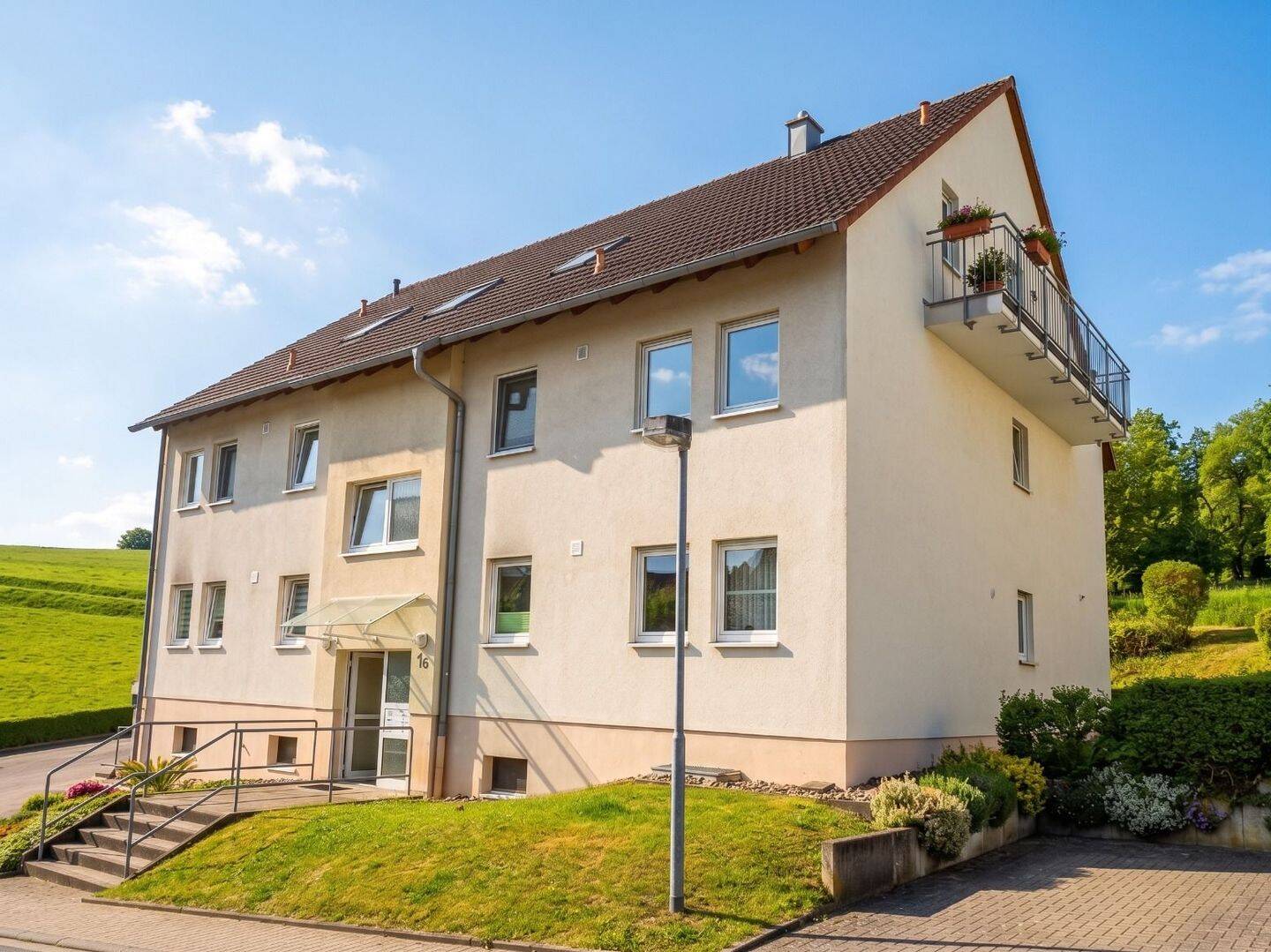 Ruhig wohnen im Grünen: Großzügige 3 Raum Wohnung mit Balkon, 98574 Schmalkalden