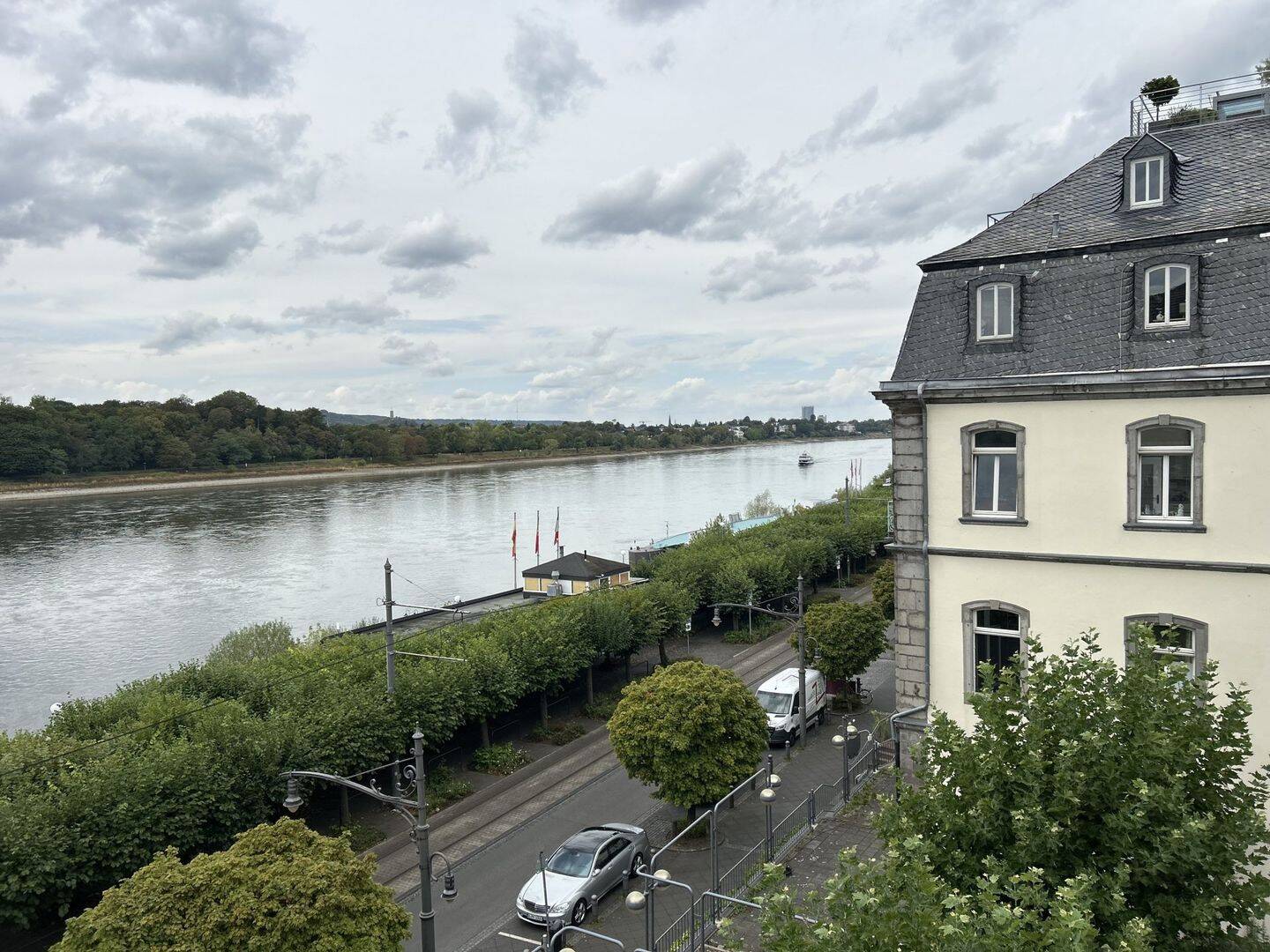 Helle 2-Zimmer-Wohnung mit Balkon und direkter Rheinlage, 53639 Königswinter