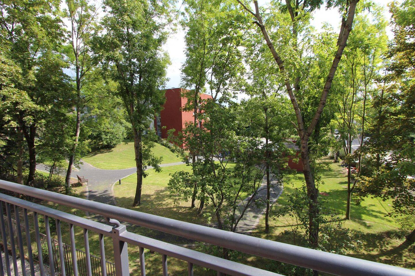 Exklusiv energetisch Sanierte 3-R-Woh. mit Stellplatz ++2 Designbäder ++Lift ++Parkett ++Balkon ins Grüne++, 4129 Leipzig (Eutritzsch)