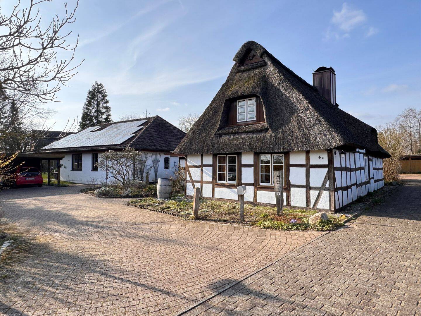 Im Auftrag zu verkaufen: Reetdach-Einfamilienhaus mit großem Garten – Einliegerwohnung, Büro und Carport – Grundstück teilbar, 24809 Nübbel