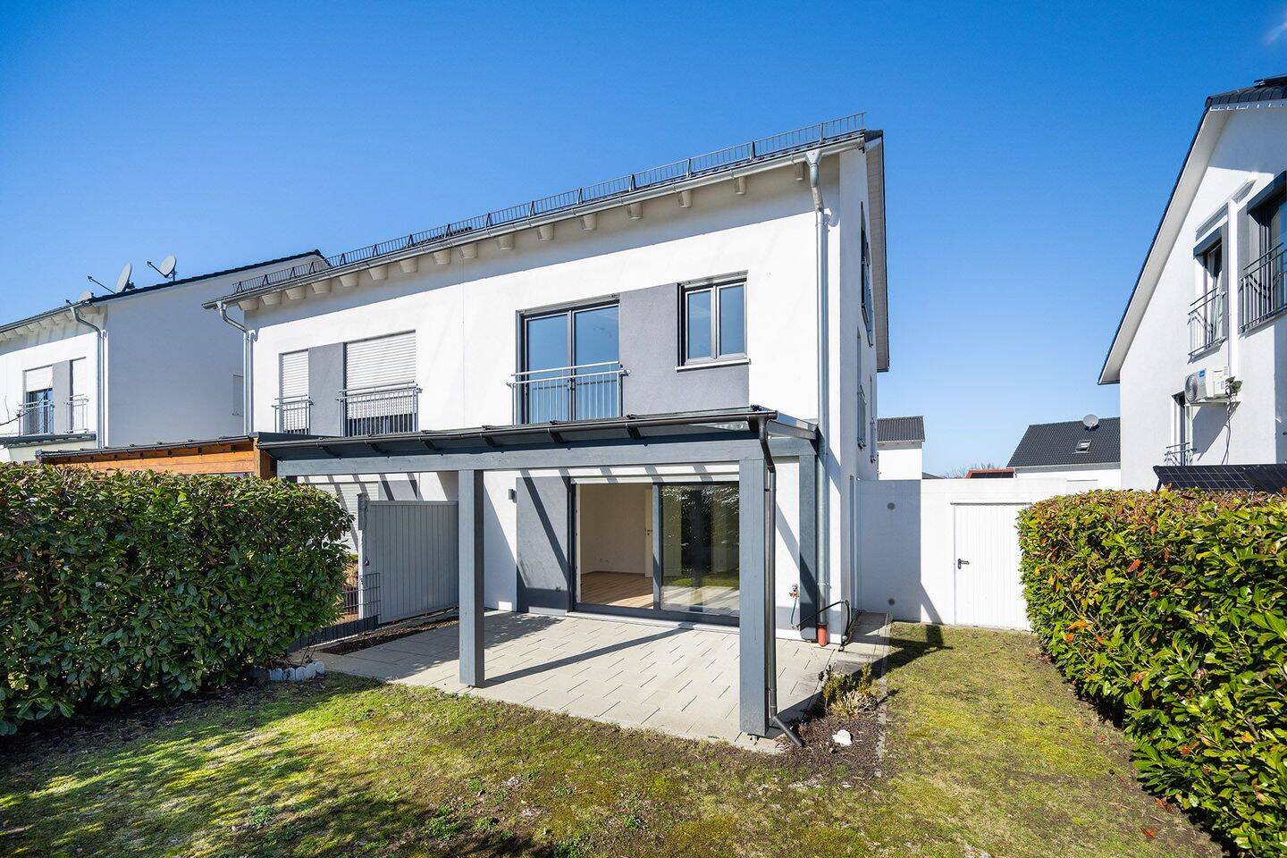 Attraktive und moderne Doppelhaushälfte mit Fernwärmeanschluss in Taufkirchen/Vils, 84416 Taufkirchen (Vils)