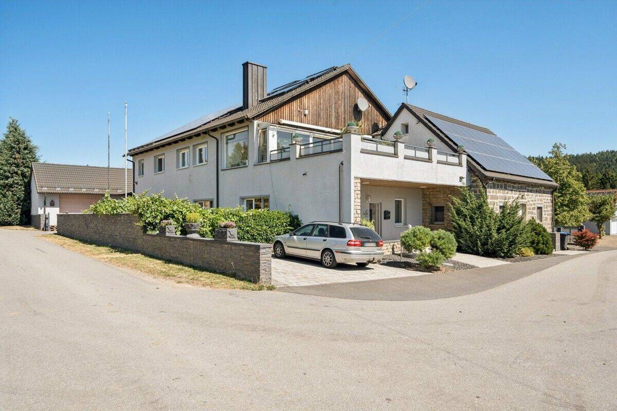 Provisionsfrei – Großzügiges Wohn- und Geschäftshaus mit moderner Hauptwohnung und Lagerhalle, 92697 Georgenberg