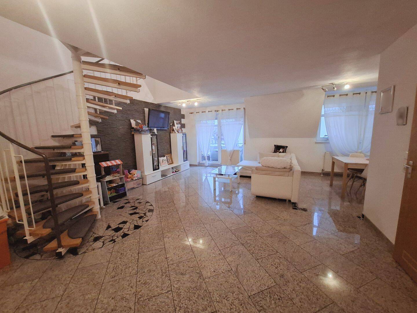 Moderne 3,5-Zimmer-Maisonette-Wohnung mit Balkon und Tiefgaragenstellplatz, 74366 Kirchheim am Neckar