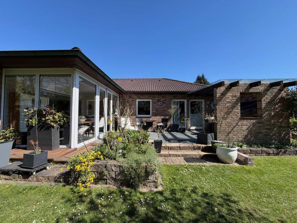 FAMILIENFREUNDLICHES UND GEPFLEGTES EINFAMILIENHAUS MIT WUNDERSCHÖNEM GARTEN, 22926 Ahrensburg