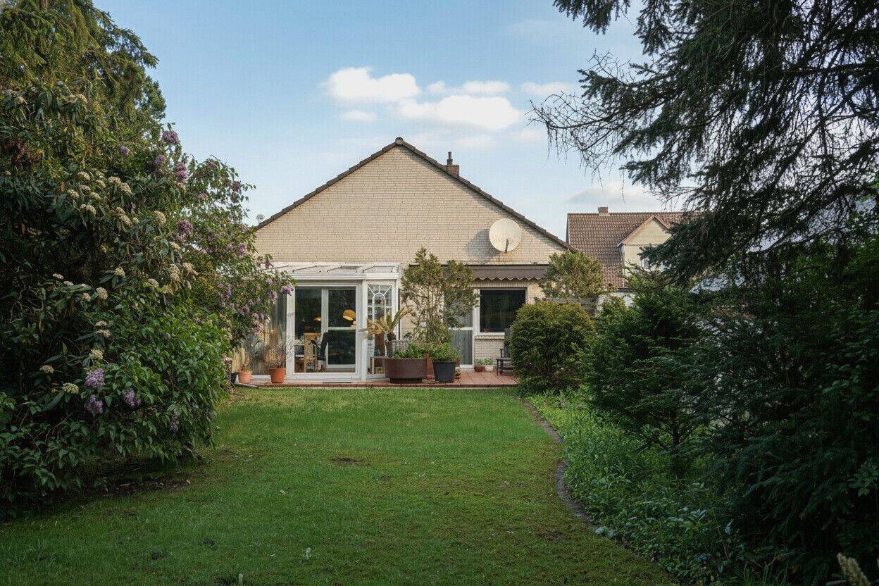 Solides Einfamilienhaus mit Wintergarten, Keller und Garage in ruhiger und zentraler Lage, 38108 Braunschweig