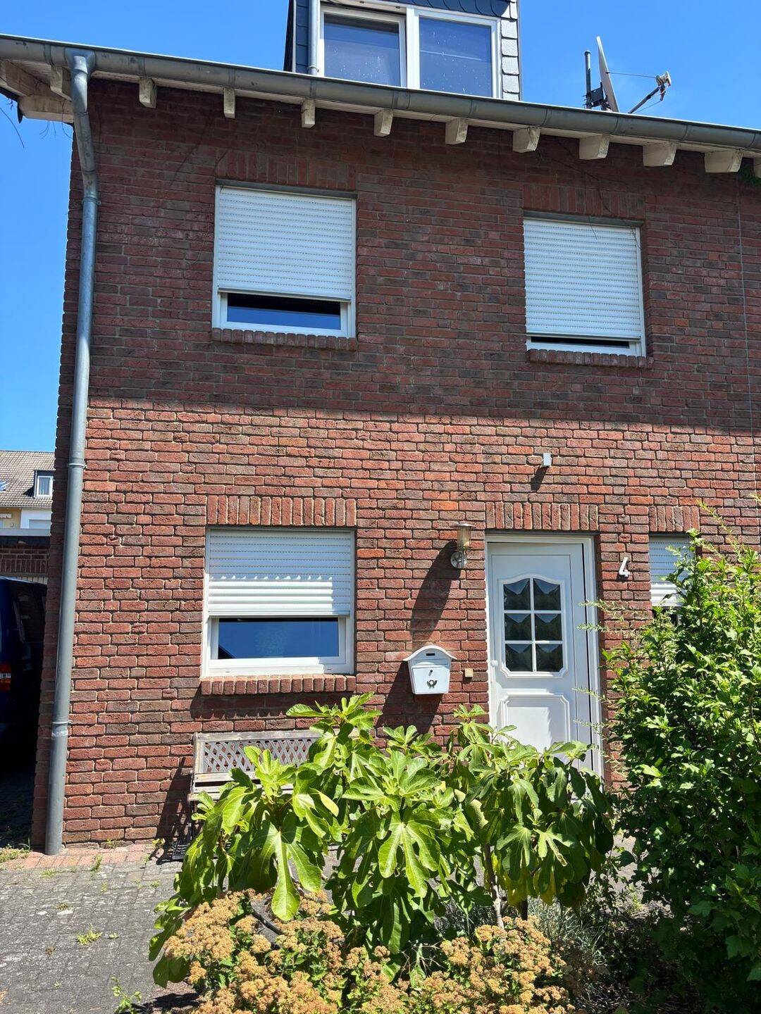 Solide Doppelhaushälfte in ruhiger und doch zentraler Lage in Bornheim-Roisdorf, 53332 Bornheim