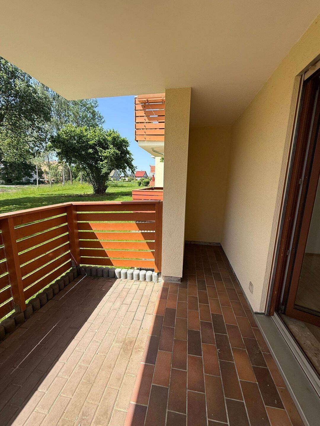 Wohnen im Grünen mit Terrasse – großzügige 3-Raumwohnung in ruhiger Lage von Niederlungwitz!, 8371 Glauchau