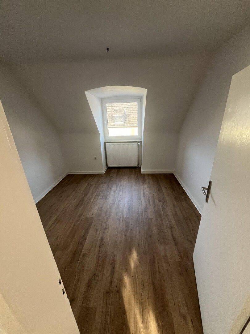 Renovierte helle Dachgeschosswohnung, 45888 Gelsenkirchen (Bulmke-Hüllen)