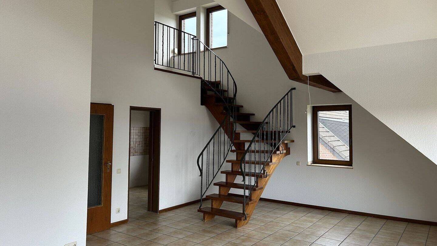 Charmante Maisonette-Dachgeschosswohnung mit Garage, Empore, Keller, Balkon & weitreichendem Gartenblick in zentraler Lage von Kohlscheid zu vermieten, 52134 Herzogenrath