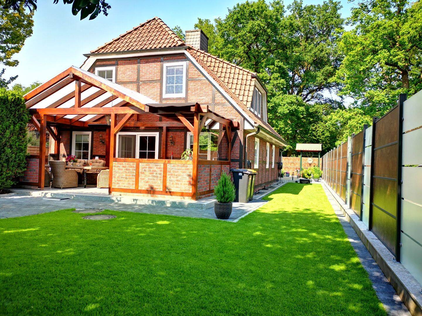 Einziehen und wohlfühlen: Familiäres Einfamilienhaus mit Wintergarten und Designküche in Zeven, 27404 Zeven