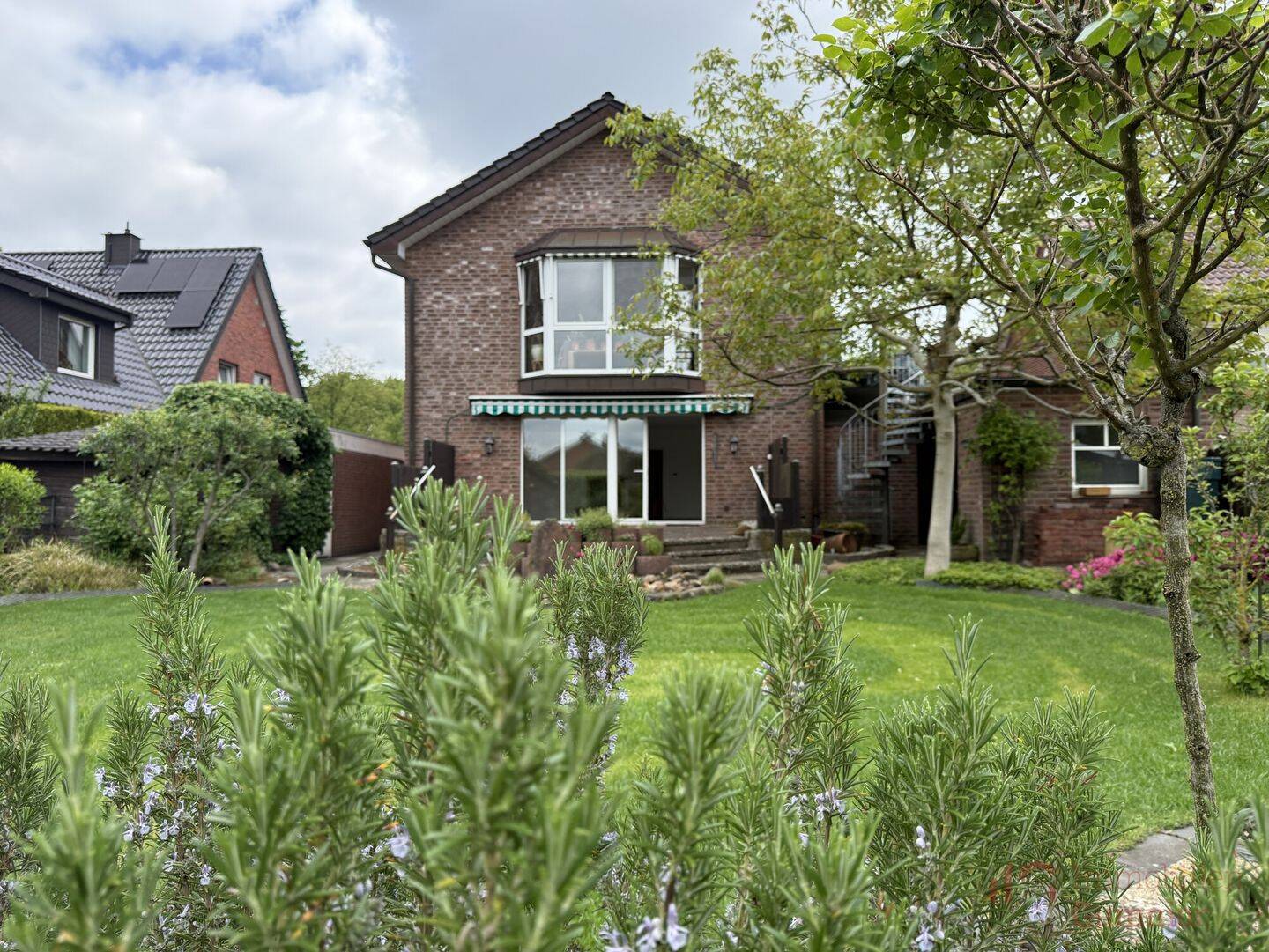 IMMOBILIEN GUMNIOR präsentiert: gepflegte Erdgeschosseigentumswohnung mit Garten und Garage in Eschendorf, 48429 Rheine