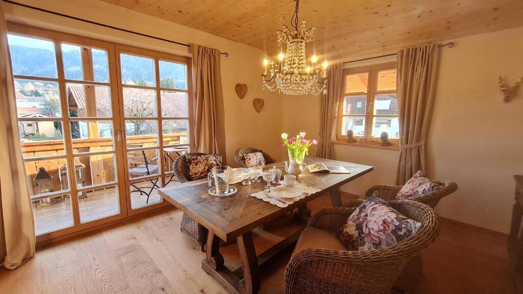 Möblierte 3,5-Zimmer-Wohnung mit Balkon in Bernau am Chiemsee, 83233 Bernau a. Chiemsee (Bernau)