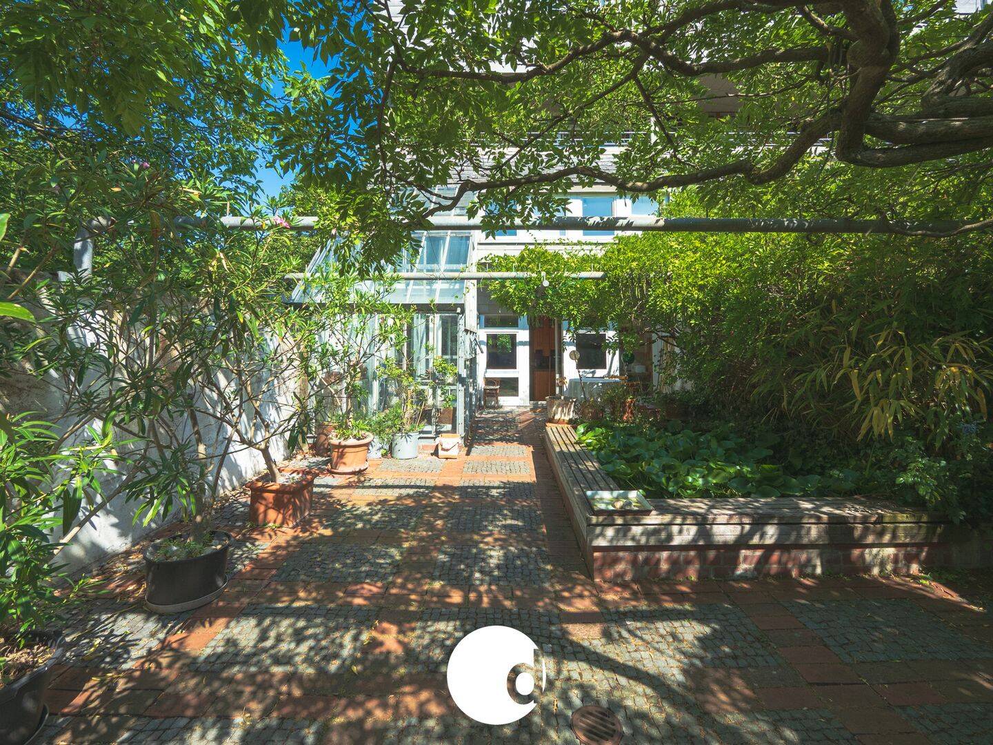 Haus im Haus – 6-Zimmer-Wohnung mit Hof und Garten, 70378 Stuttgart