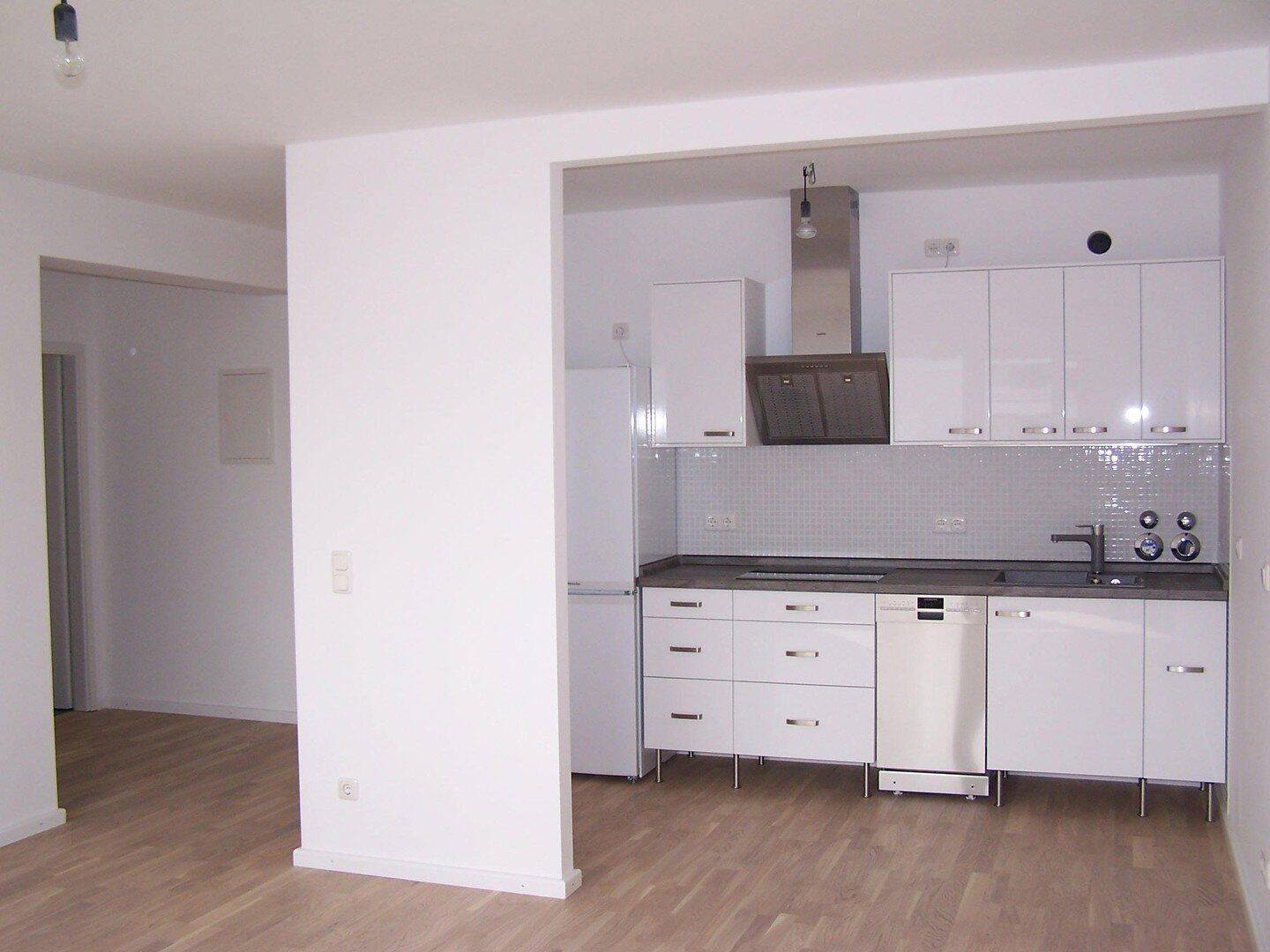SCHWABING-WEST HELLE, MODERNISIERTE 2-ZIMMER-WOHNUNG MIT LOGGIA, SCHWIMMBAD UND GROSSER DACHTERRASSE, 80797 München (Maxvorstadt Milbertshofen-Am Hart Neuhausen-Nymphenburg Schwabing-West)