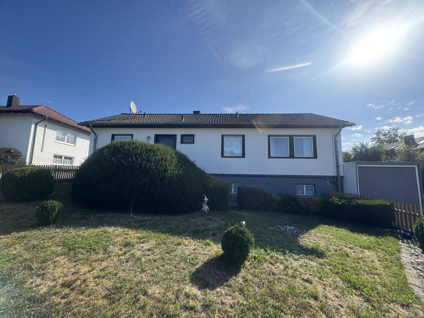 Wohnkomfort auf einer Ebene – Gepflegter Bungalow mit großem Garten in Bayerbach bei Ergoldsbach, 84092 Bayerbach b. Ergoldsbach