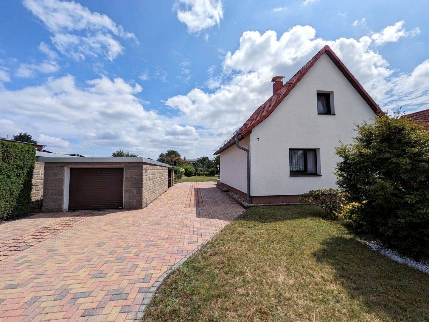 Attraktives Wohnhaus mit großzügigem Grundstück in beliebter Lage, 2977 Hoyerswerda