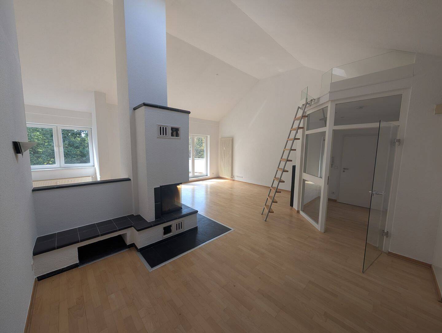 Großzügiges Wohnen in Buchholz: Lichtdurchflutete 2-Zimmer-Wohnung mit Kamin, Balkon & Stellplatz, 56154 Boppard