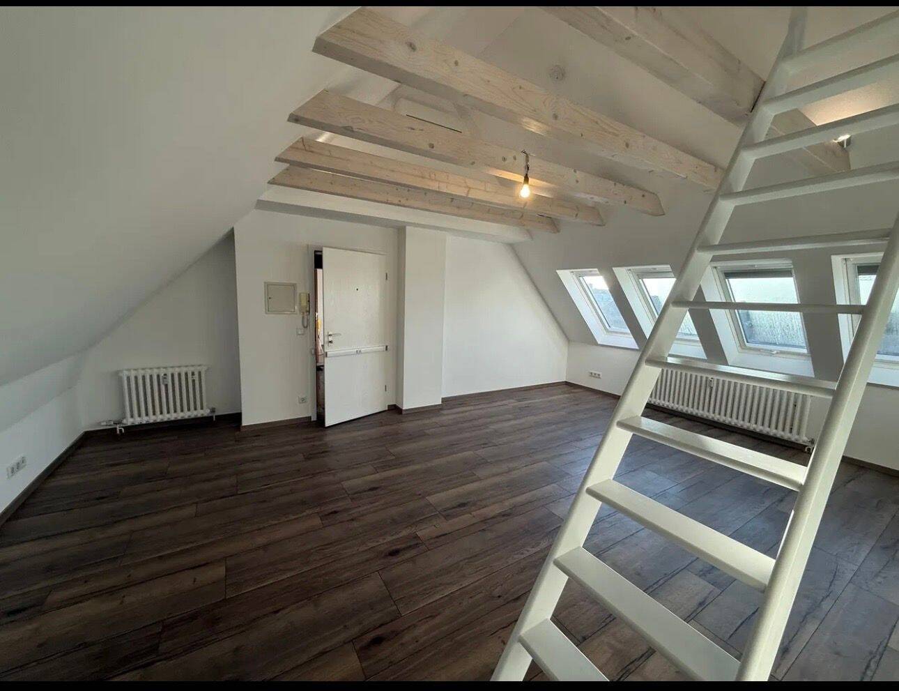 Frisch renovierte Dachgeschosswohnung in zentraler Lage – bezugsfertig in Dinslaken, 46535 Dinslaken