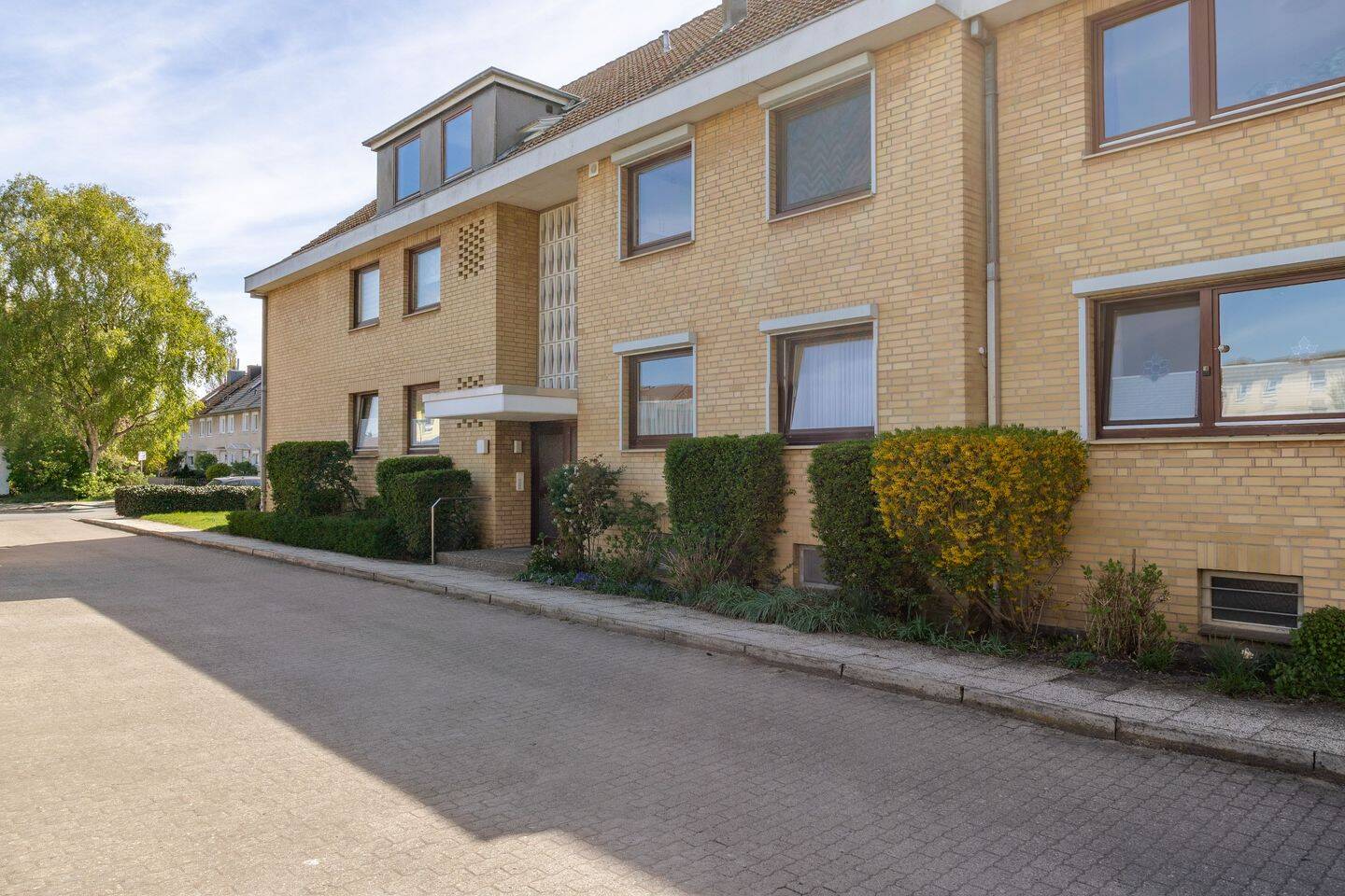 Ruhige Dachgeschosswohnung mit zwei Balkonen und viel Privatsphäre, 23562 Lübeck (Sankt Jürgen)