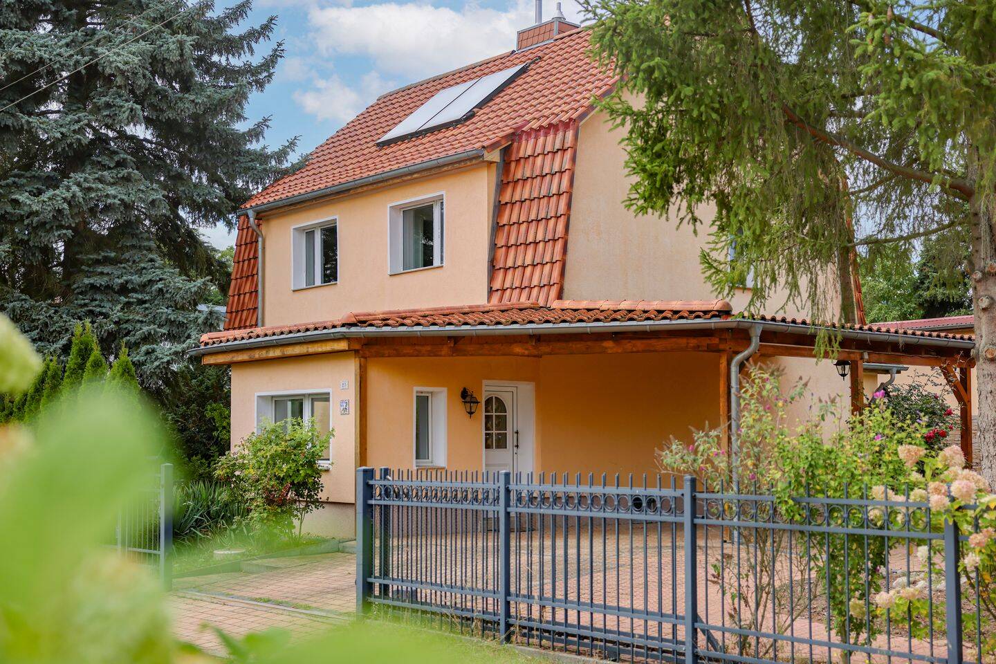 MEDITERRANES WOHNEN VOR DEN TOREN BERLINS – EINFAMILIENHAUS FUßLÄUFIG ZUR S-BAHN, 15366 Hoppegarten
