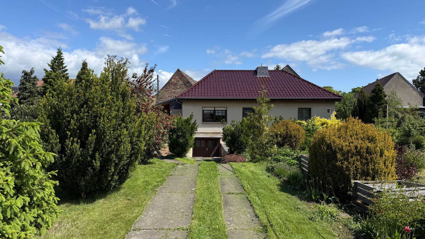 Charmantes Einfamilienhaus mit 1.500 m² Grundstück, Traumgarten & Doppelgarage in ruhiger Ortsrandlage, 6179 Teutschenthal