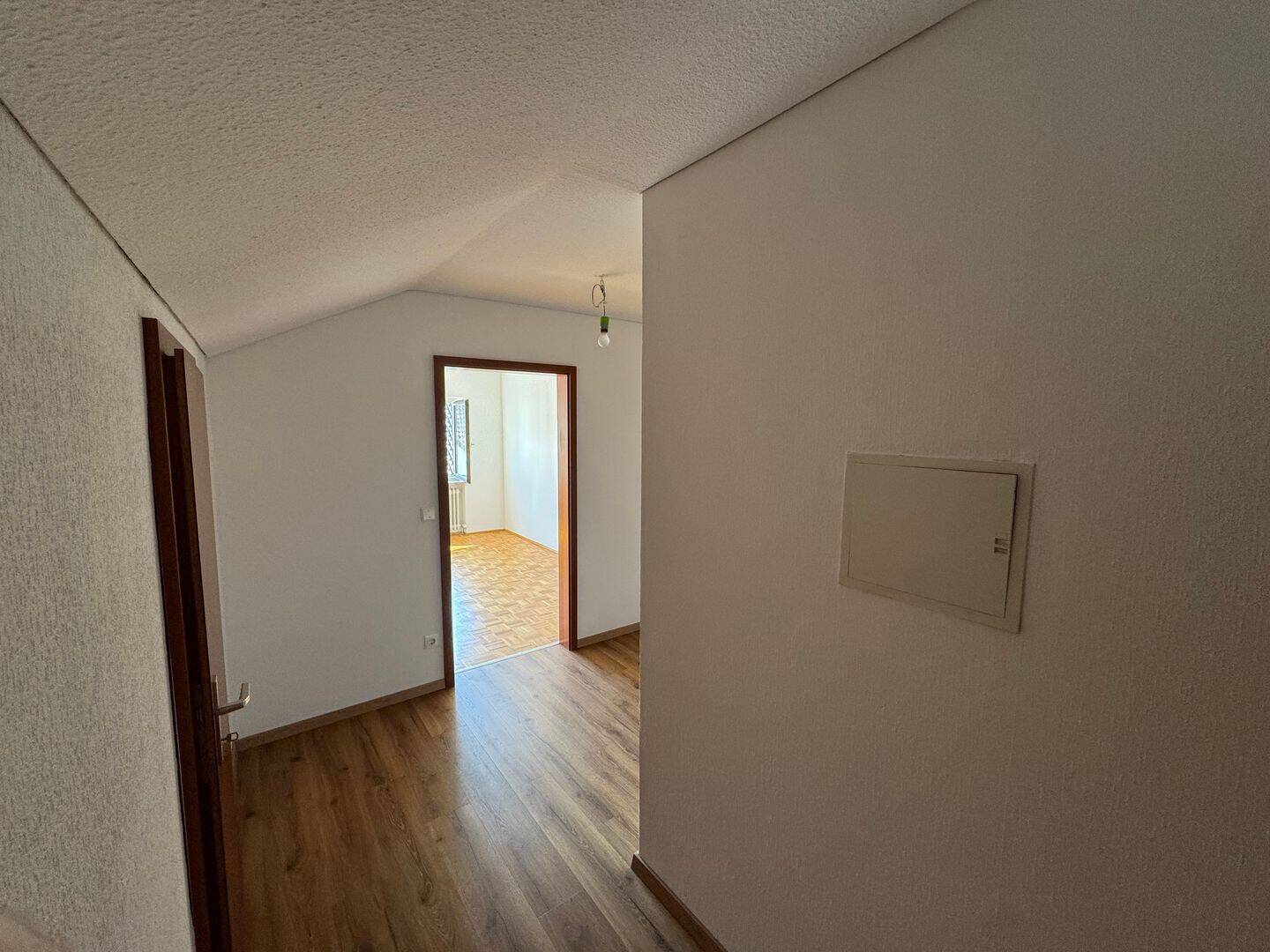 Helle, geräumige und frisch sanierte 2,5 Zimmer-Dachgeschosswohnung, 92637 Weiden i.d. OPf. (Weiden)