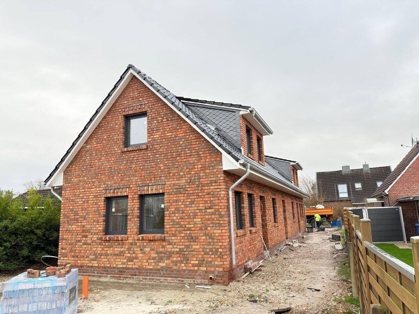 Esens – ruhige Innenstadt-Lage: Neubau Ferienwohnung im Obergeschoss mit Balkon, 26427 Esens