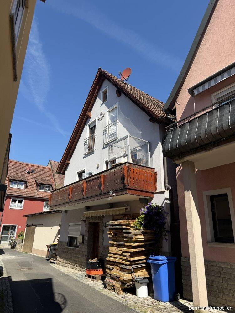 Charmantes Einfamilienhaus mit Maingrundstück in Frickenhausen, 97252 Frickenhausen a. Main