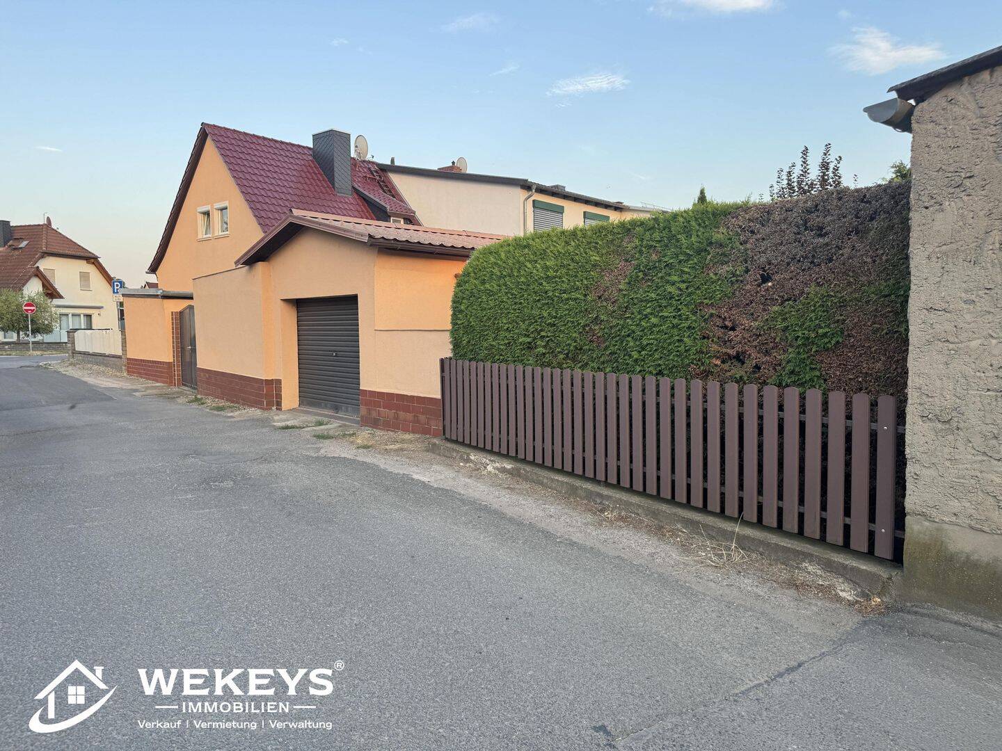 Kompaktes Einfamilienhaus mit Garten, Keller und Garagen in Kölleda, 99625 Kölleda