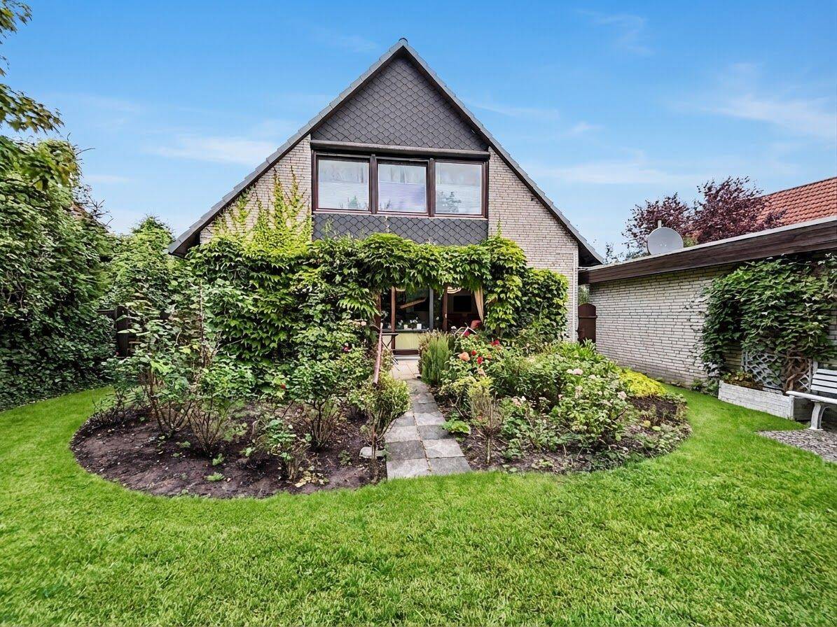 Einfamilienhaus mit viel Platz, Potenzial und liebevoll angelegtem Garten in Schönkirchen, 24232 Schönkirchen
