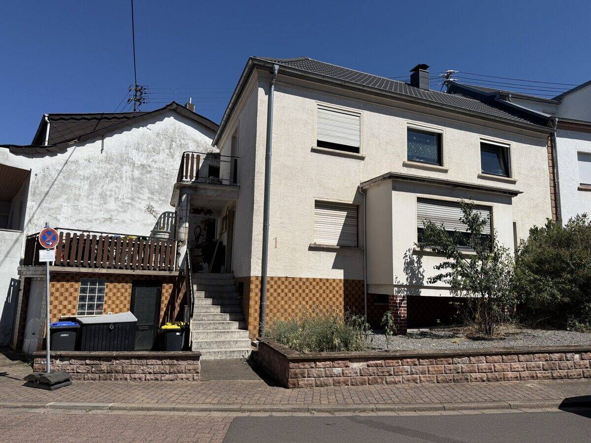 Großzügiges Einfamilienhaus mit Garage in zentraler Lage von Beckingen- Düppenweiler, 66701 Beckingen