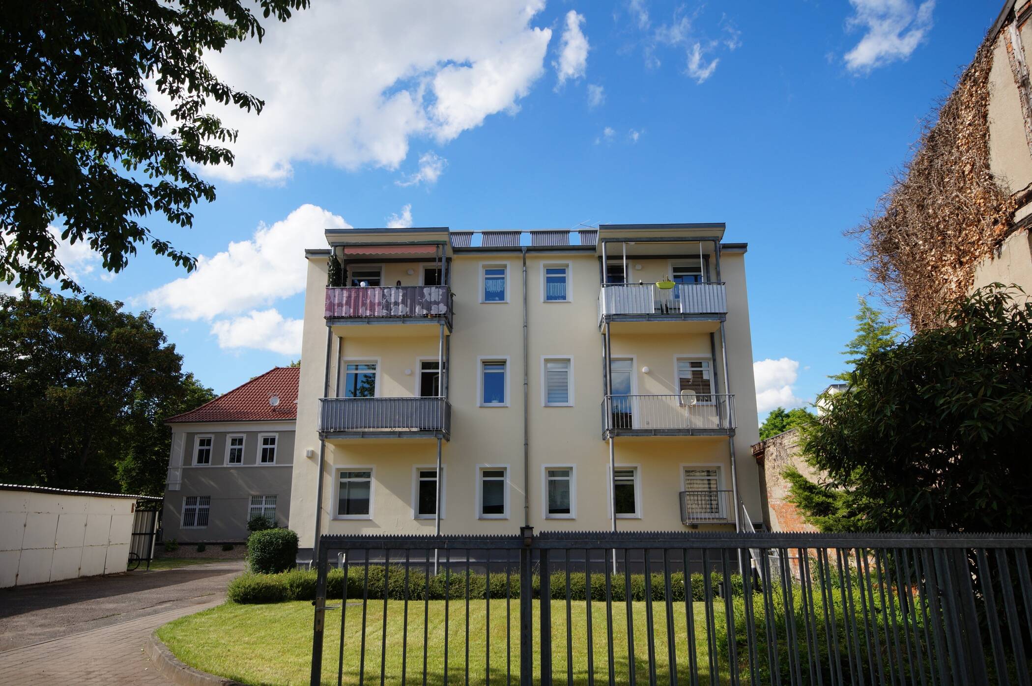 ### Wunderschöne, sanierte Dachgeschosswohnung mit Balkon in Stadtfeld-Ost ### – 39108 Magdeburg – Bild 1 von 1