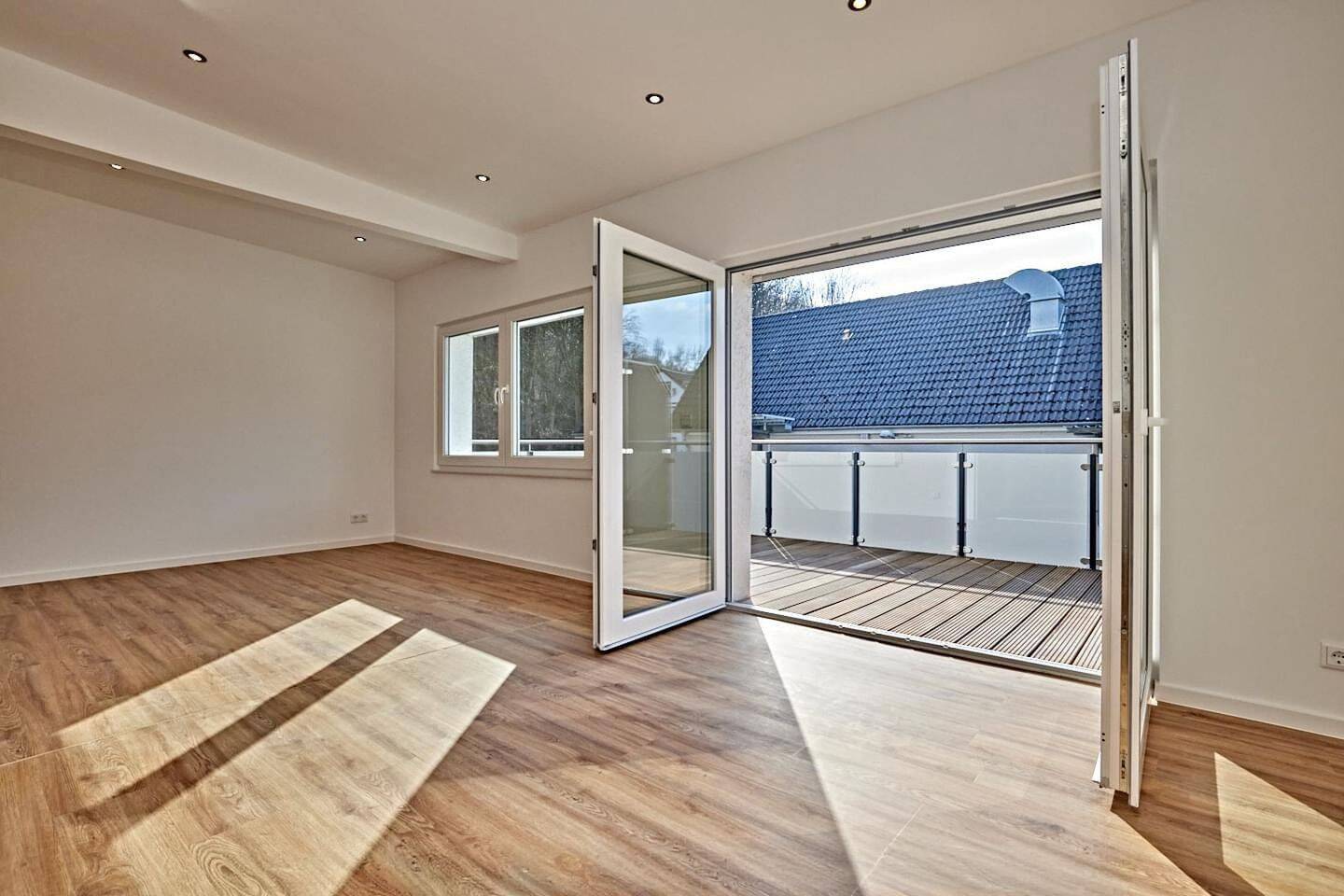 Erstbezug! – 3 Zimmerwohnung mit Gäste-WC, XXL-Balkon und PKW-Stellplatz, 58644 Iserlohn
