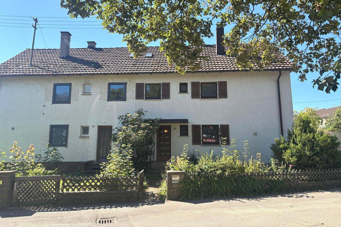 Doppelhaushälfte mit großem Grundstück, 3 Garagen und viel Gestaltungspotenzial, 71069 Sindelfingen