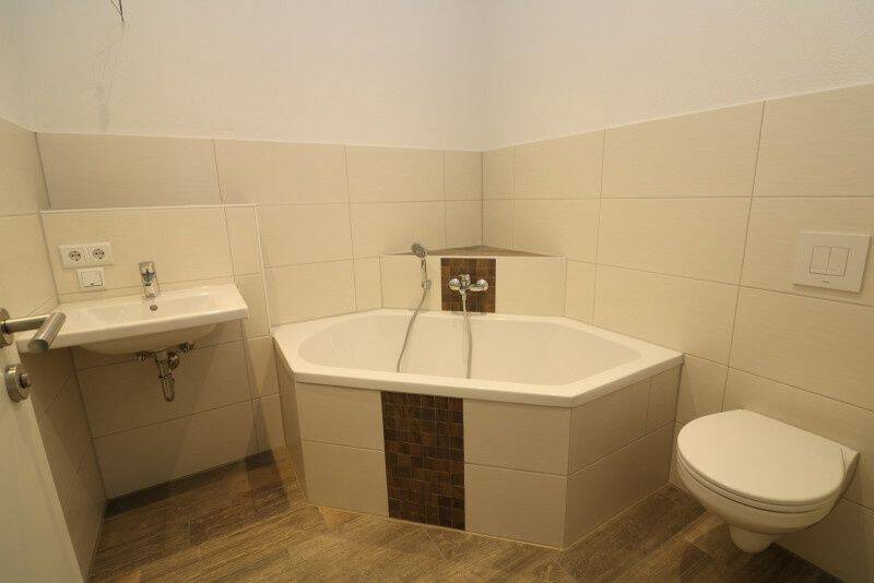 XXL Hoch drei…Etagen-Wohnung mit Wanne, Dusche & Balkon!!!!, 9599 Freiberg