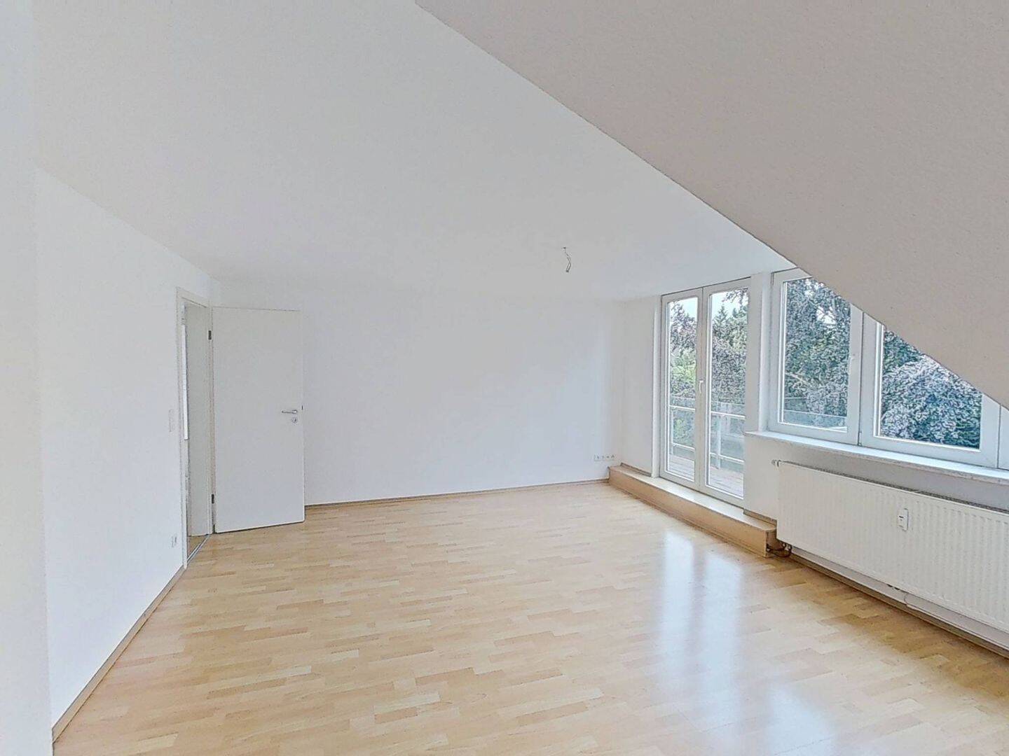 Frisch modernisiert: Große 3-Zimmer-Dachgeschosswohnung mit BALKON, 47804 Krefeld
