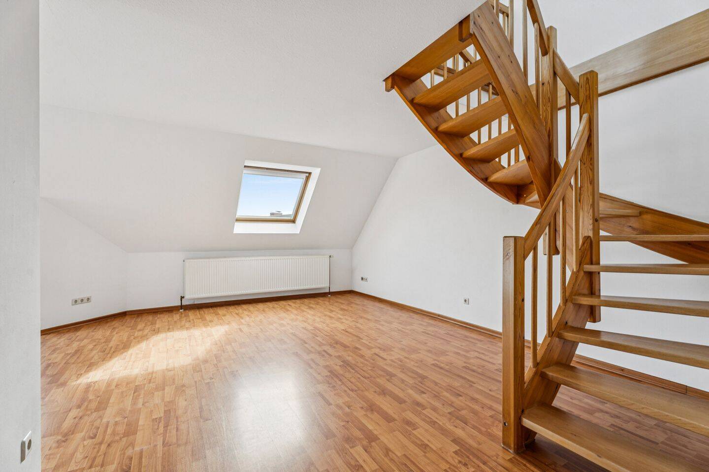 Wohnen mit Extra:  Gemütliche 2-Zimmer-Dachgeschosswohnung  mit Loggia und Stellplatz, 48429 Rheine